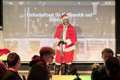 Fakultätsweihnachtsmann auf der Fakultätsweihnachtsfeier 2025 im EAC