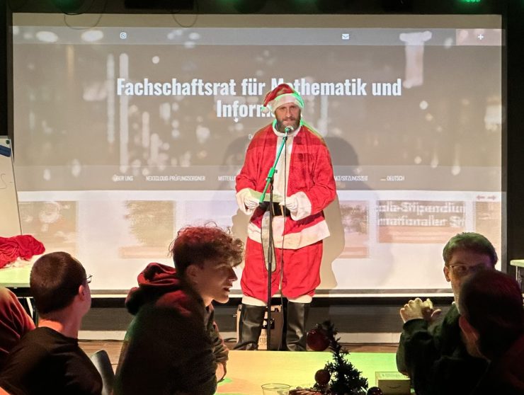 Fakultätsweihnachtsmann auf der Fakultätsweihnachtsfeier 2025 im EAC