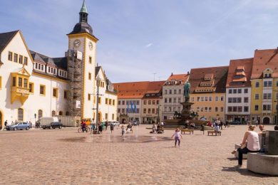 Bild von der Stadt Freiberg. Zu sehen ist der Obermarkt mit Seitenansicht des Rathauses.