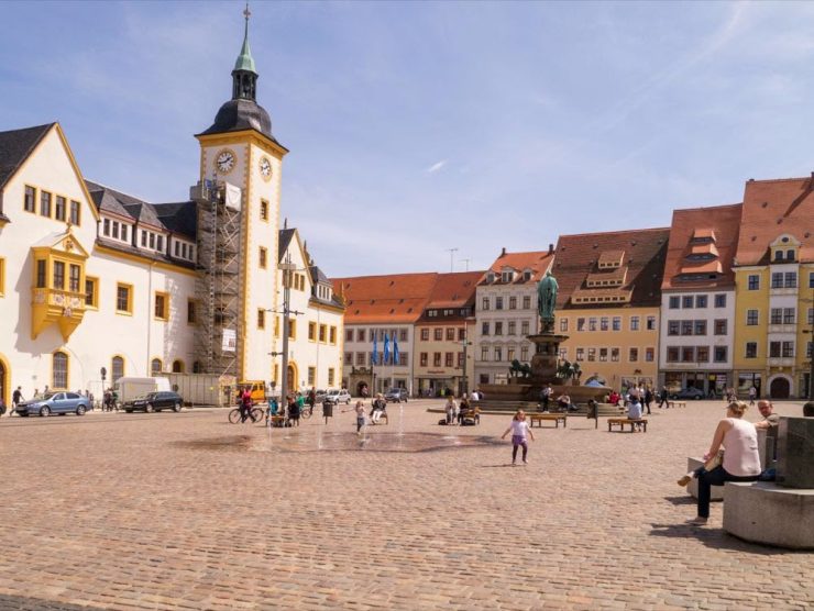 Bild von der Stadt Freiberg. Zu sehen ist der Obermarkt mit Seitenansicht des Rathauses.